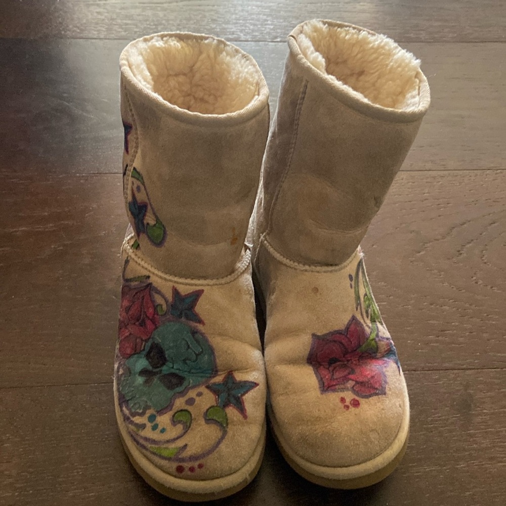 UGG Classic short well loved/worn hand painted short sheepskin warm boots size 7